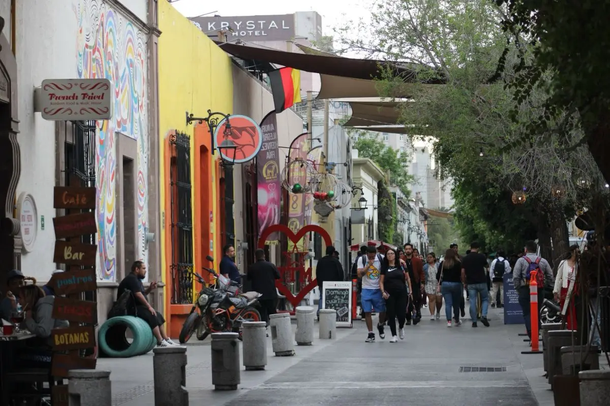 Monterrey no solo es industria y modernidad; también alberga espacios llenos de historia y tradición como el Corredor del Arte, ubicado en el emblemático Barrio Antiguo. Foto: Samira Sánchez