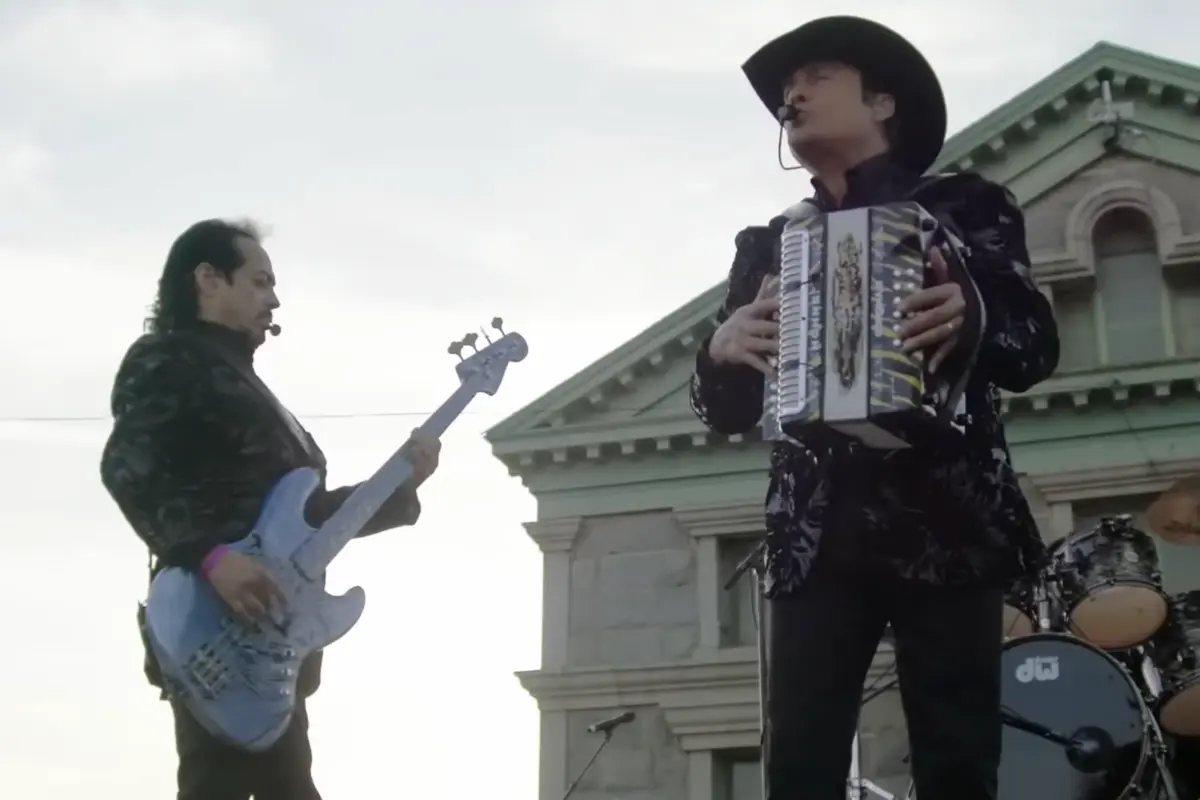 Los Tigres del Norte en concierto (Foto: YouTube Los Tigres del Norte / canva)