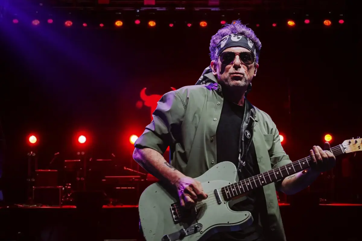 Andrés Calamaro en concierto (Foto: IG @a_calamaro / Canva)