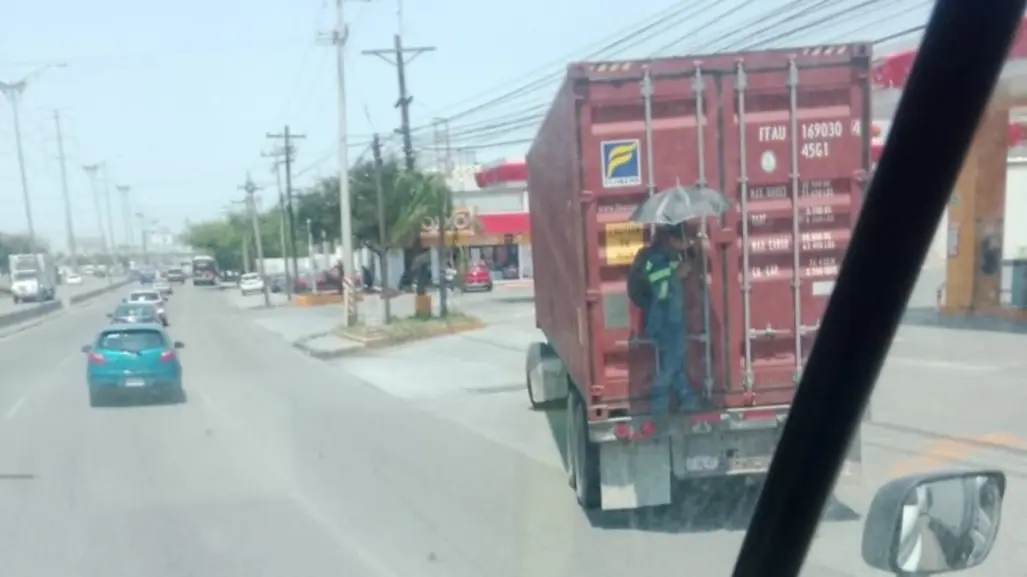 Hombre viaja colgado de tráiler en Monterrey para evitar calor I FOTOS