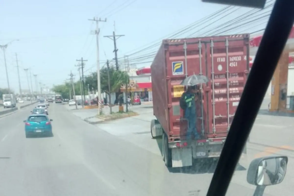 Hombre viajando en colgado de camión. Foto: Facebook