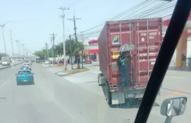 Hombre viaja colgado de tráiler en Monterrey para evitar calor I FOTOS