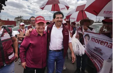 Gobernador de Hidalgo, Julio Menchaca, hace campaña en un tianguis de Durango