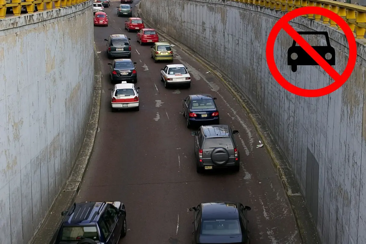 Automóviles circulando por calles de la CDMX, logo de prohibido autos. Foto: Canva