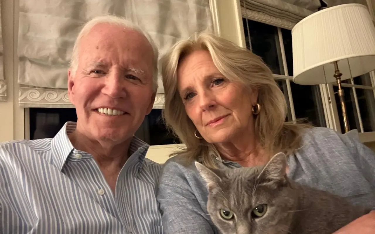 Joe y Jill Biden, junto a su gato. Foto: X (@JoeBiden)