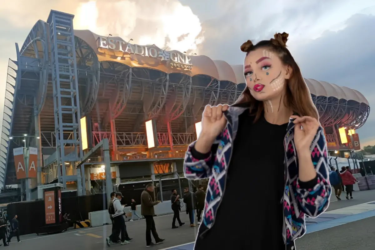 Mujer frente al Estadio GNP de CDMX. Foto: Google Maps (mary bell) | Canva | Freepik