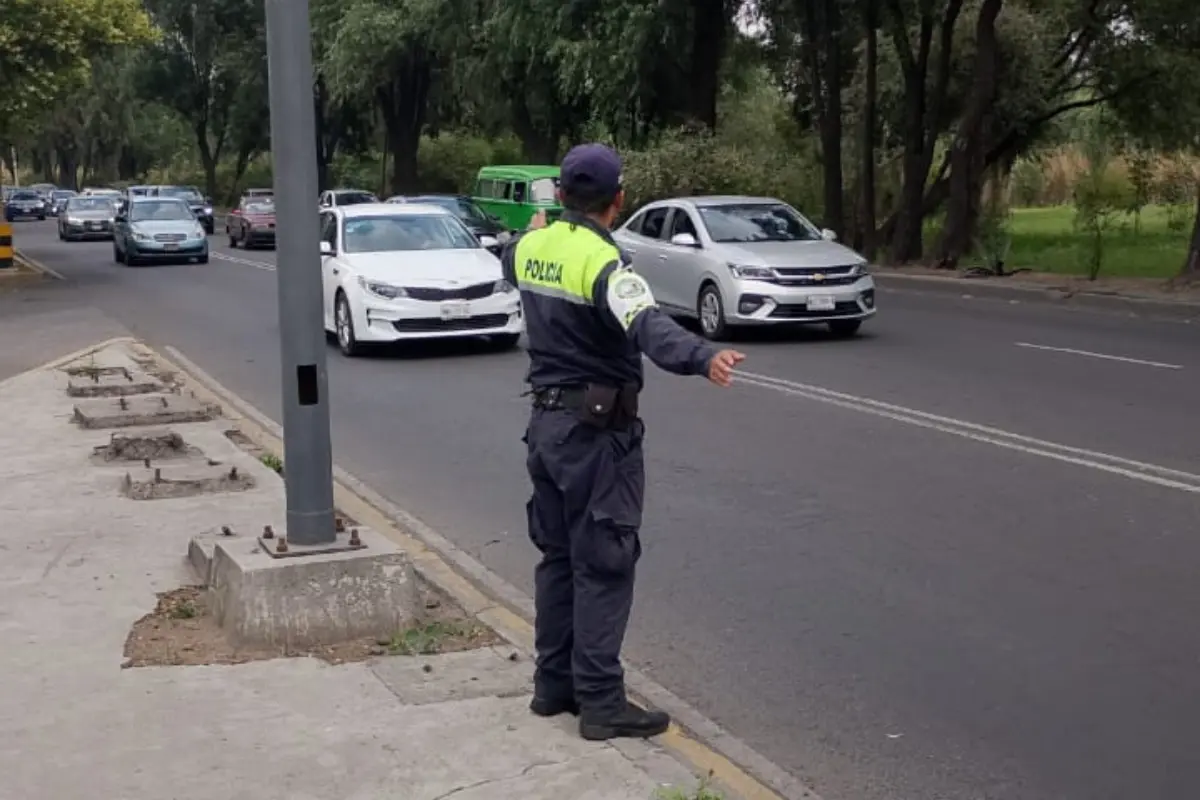 Policía de tránsito de CDMX apoyando al tráfico vehicular. Foto: X (@UCS_GCDMX)