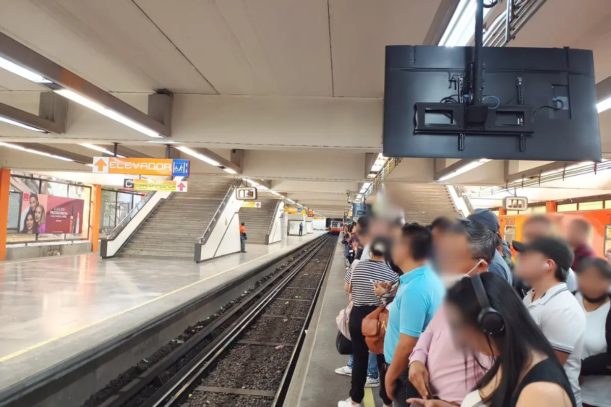 Personas esperando subir al Metro de CDMX.    Foto: X (@Marlon_Btx)