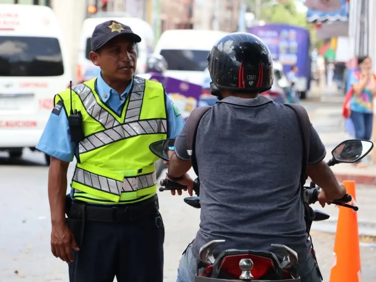 Este lunes se anunció el programa “Chambea Seguro” que busca beneficiar a los motociclistas yucatecos con la entrega de 500 cascos gratis para resguardar su seguridad e integridad.- Fuente Ayuntamiento de Mérida