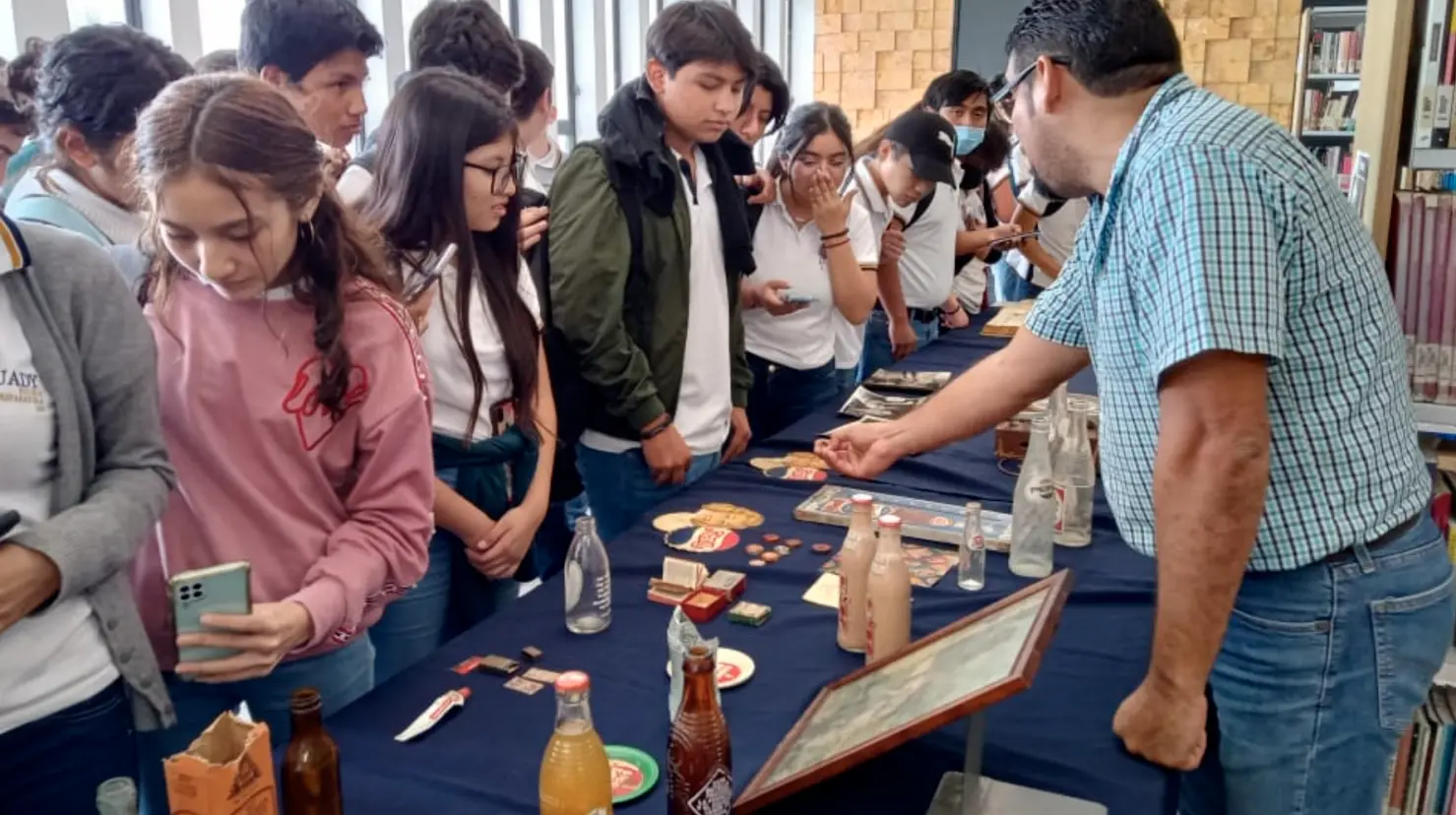 El Museo Móvil es un proyecto realizado por la UADY a través de la Facultad de Antropología que busca llevar a distintas partes los objetos de generaciones pasadas que integran su muestra.- Fuente UADY