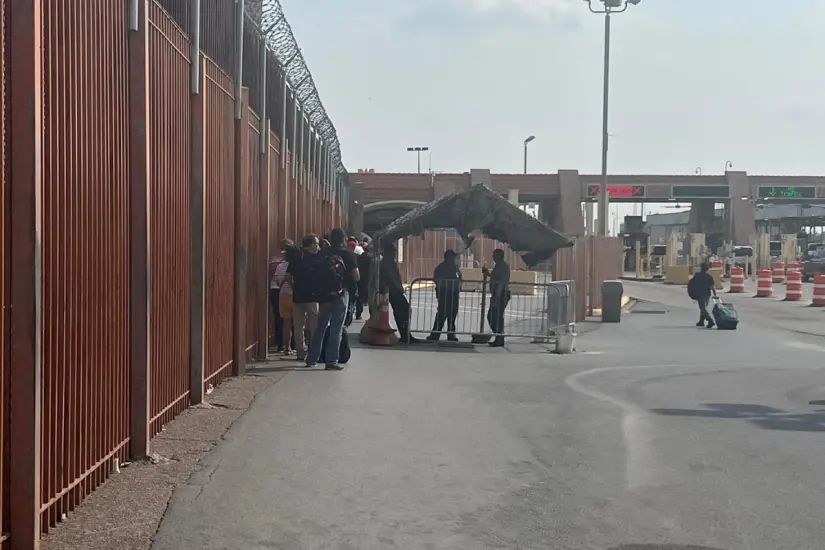 Fila caminando por puente Hidalgo | Foto: FB
