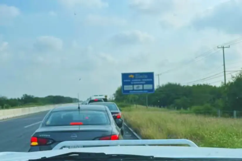 Fila para el puente Anzaldúas | Foto: FB