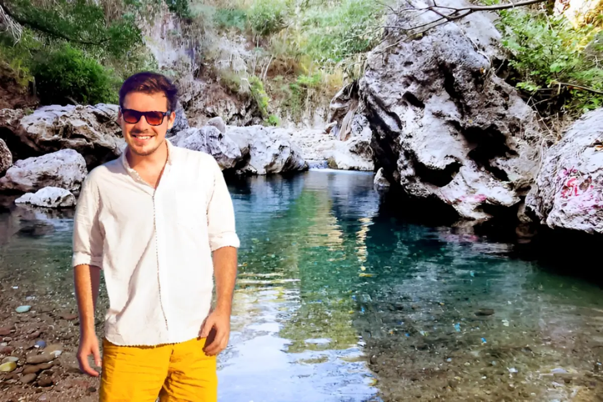 Río Agua Salada en el estado de Morelos y una persona al frente. Foto: Google Maps (Abel Cruz) | Canva | Freepik