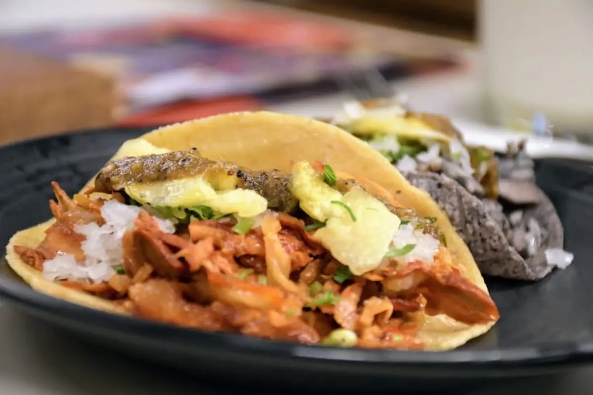 Plato con tacos al pastor. Foto: X (@turismocdmx)