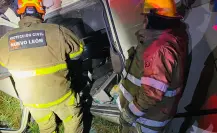 Volcadura deja a conductor de camión lesionado en Escobedo