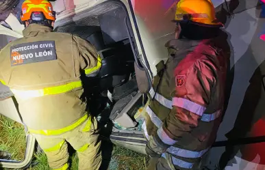 Volcadura deja a conductor de camión lesionado en Escobedo
