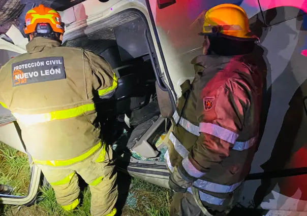 Volcadura deja a conductor de camión lesionado en Escobedo