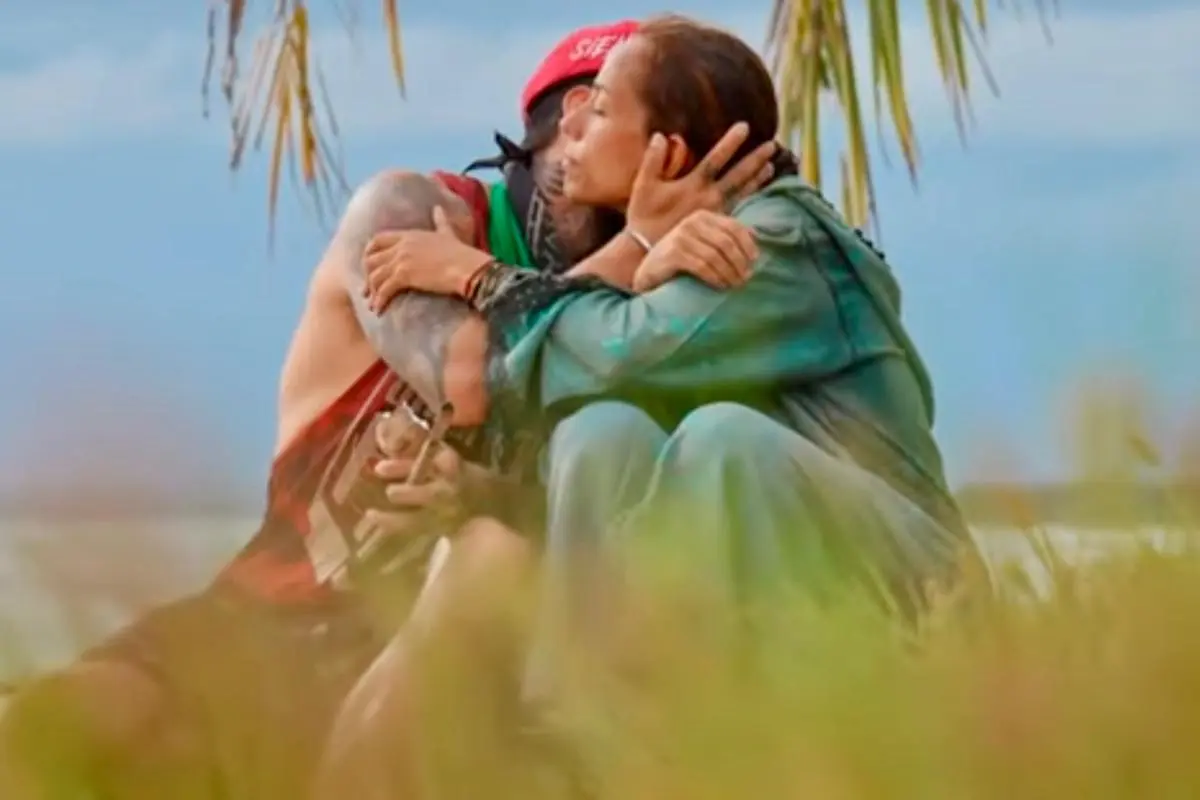 Alejandra Toussaint se despidió de Sargento y le dio algo que muy especial antes de ser eliminada. / CRÉDITO: YOUTUBE SURVIVOR MÉXICO - TV AZTECA