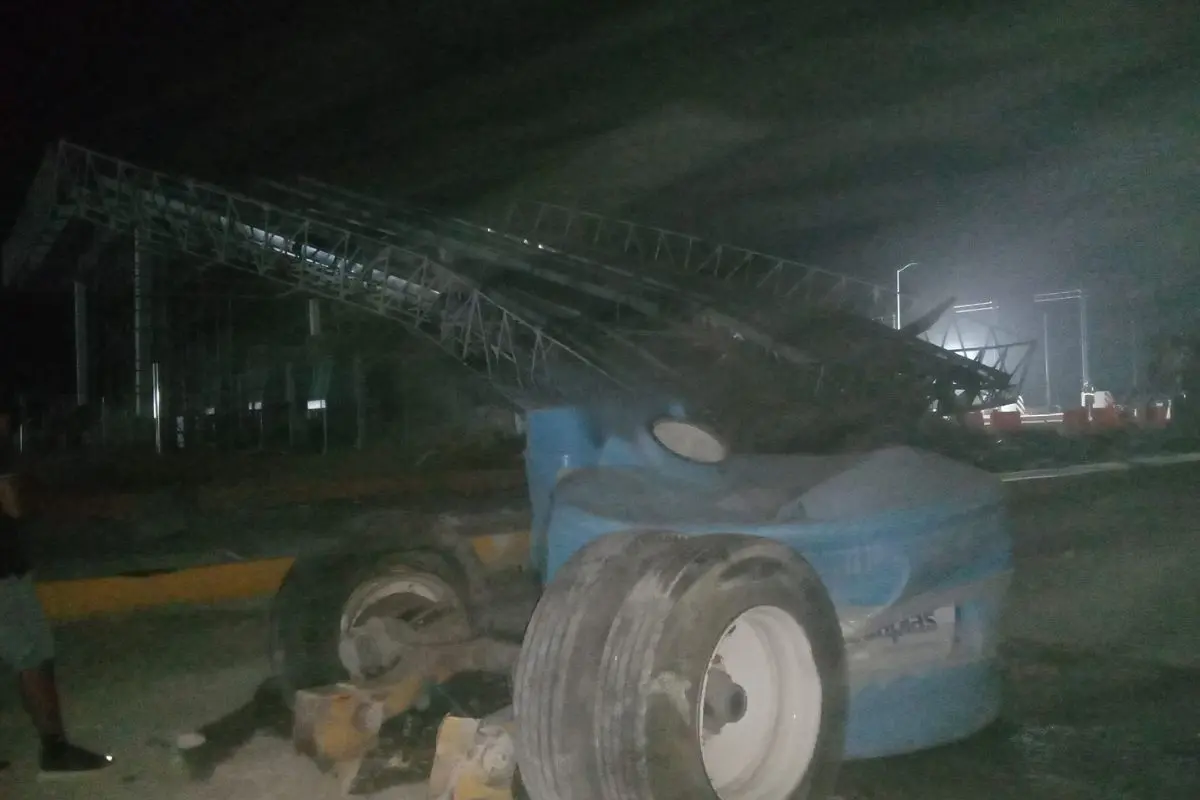Un tráiler impactó de forma directa contra la estructura de la caseta de cobro ubicada en el kilómetro 36 de la carretera Rumbo Nuevo. Foto: SSP