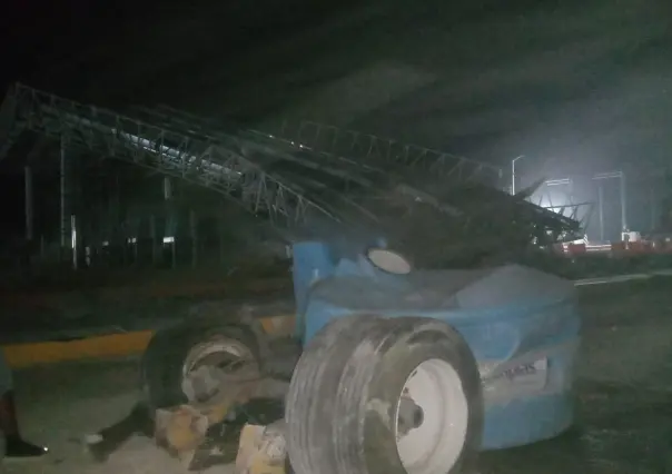 Así chocó el tráiler contra la caseta de cobro en la carretera Rumbo Nuevo