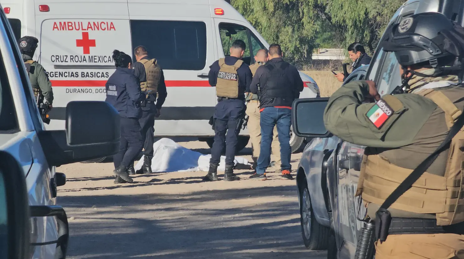 El cuerpo de un joven originario de Mazatlán, Sinaloa, fue encontrado en un camino de terracería.