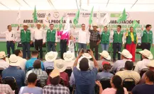 Manolo Jiménez entrega minisplits y anuncia obras para Acuña