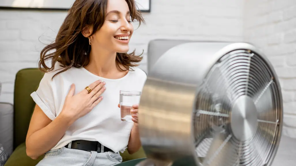 ¿Afecta la salud dormir con el ventilador encendido en la ola de calor? Esto dicen los expertos
