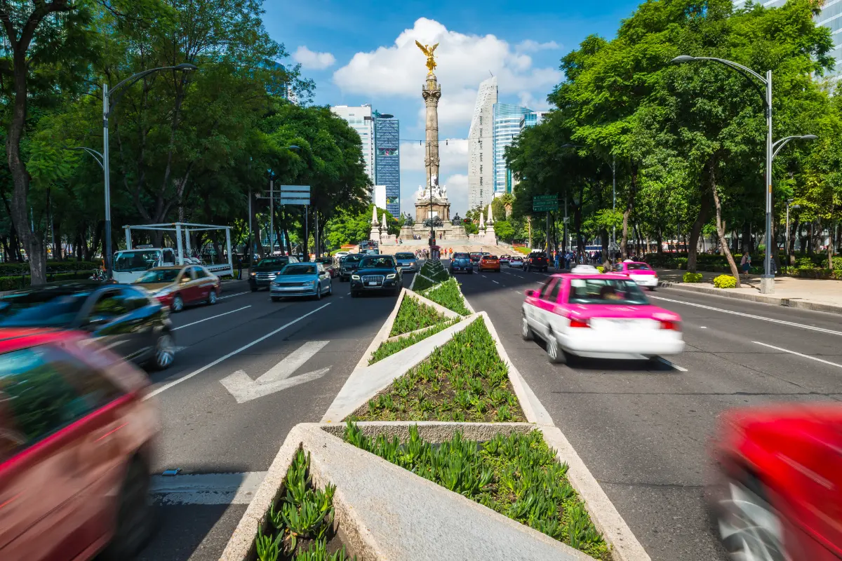 Caos vial en Reforma CDMX. Foto: Canva