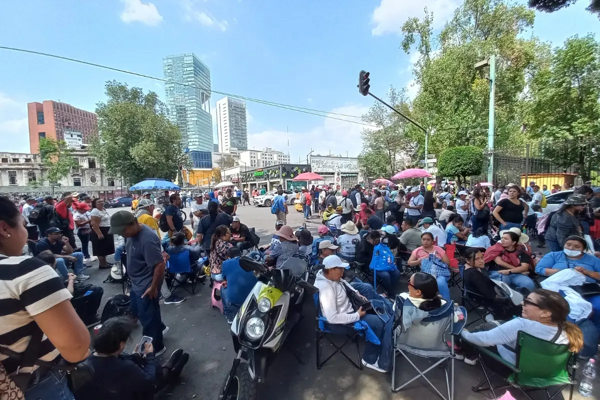 CNTE a las afueras de Segob. Foto: @LaColoniaJuarez | Canva