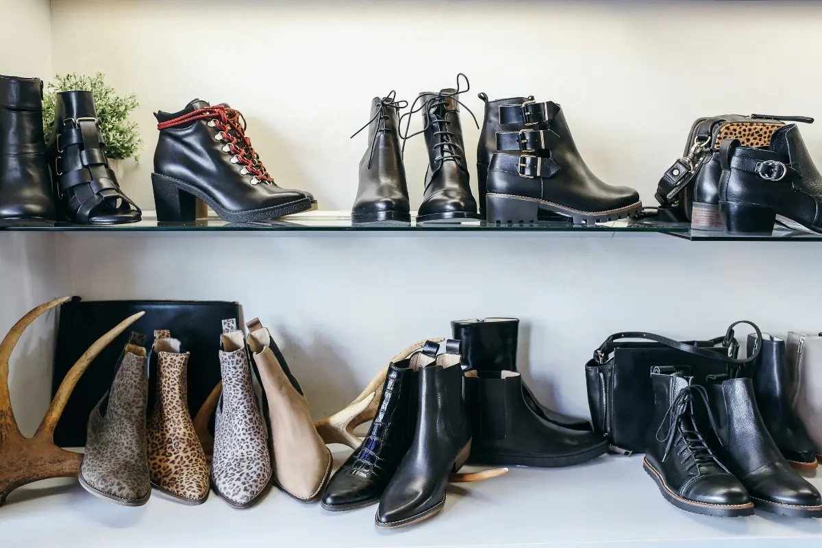 La recomendación es medirse los zapatos en la tarde para cuando los pies están más dilatados. Foto: Canva