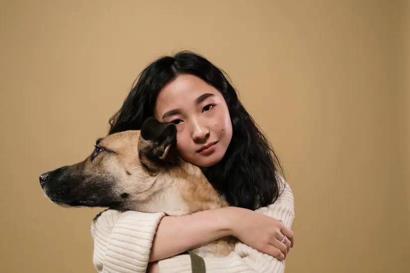 La ausencia de un compañero de vida duele, pero la adopción de un perro puede ayudar a mitigar ese profundo vacío. Foto: Canva