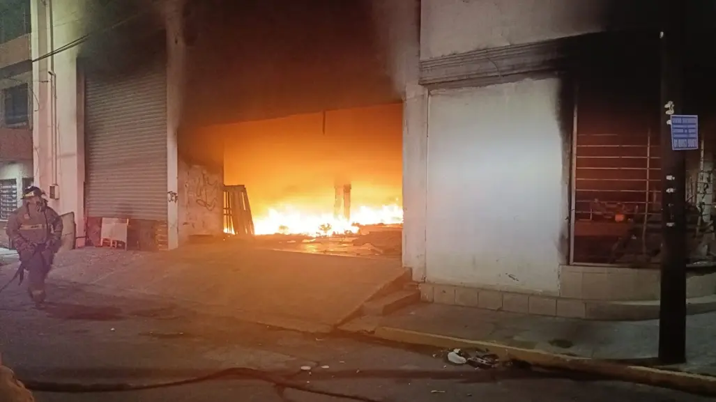 Detienen a dos hombres por incendiar bodega en Monterrey; cámaras del C4 alertaron del hecho