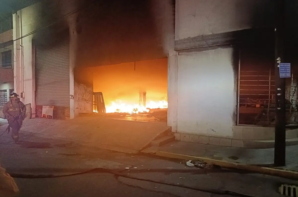 Dos hombres fueron detenidos tras presuntamente incendiar una bodega abandonada. Foto: Policía de Monterrey