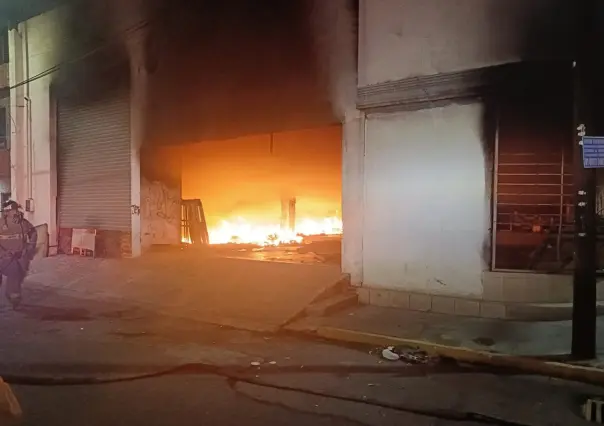 Detienen a dos hombres por incendiar bodega en Monterrey; cámaras del C4 alertaron del hecho