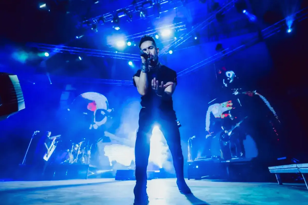 Alfonso Pichardo cantando en concierto (Foto: IG @moeniamx / Canva)