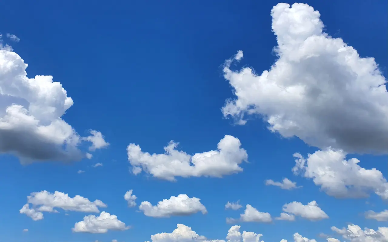 El cielo estará parcialmente nublado este 21 de mayo, con una temperatura máxima de 28 °C y clima seco durante el día. Foto: Pexels