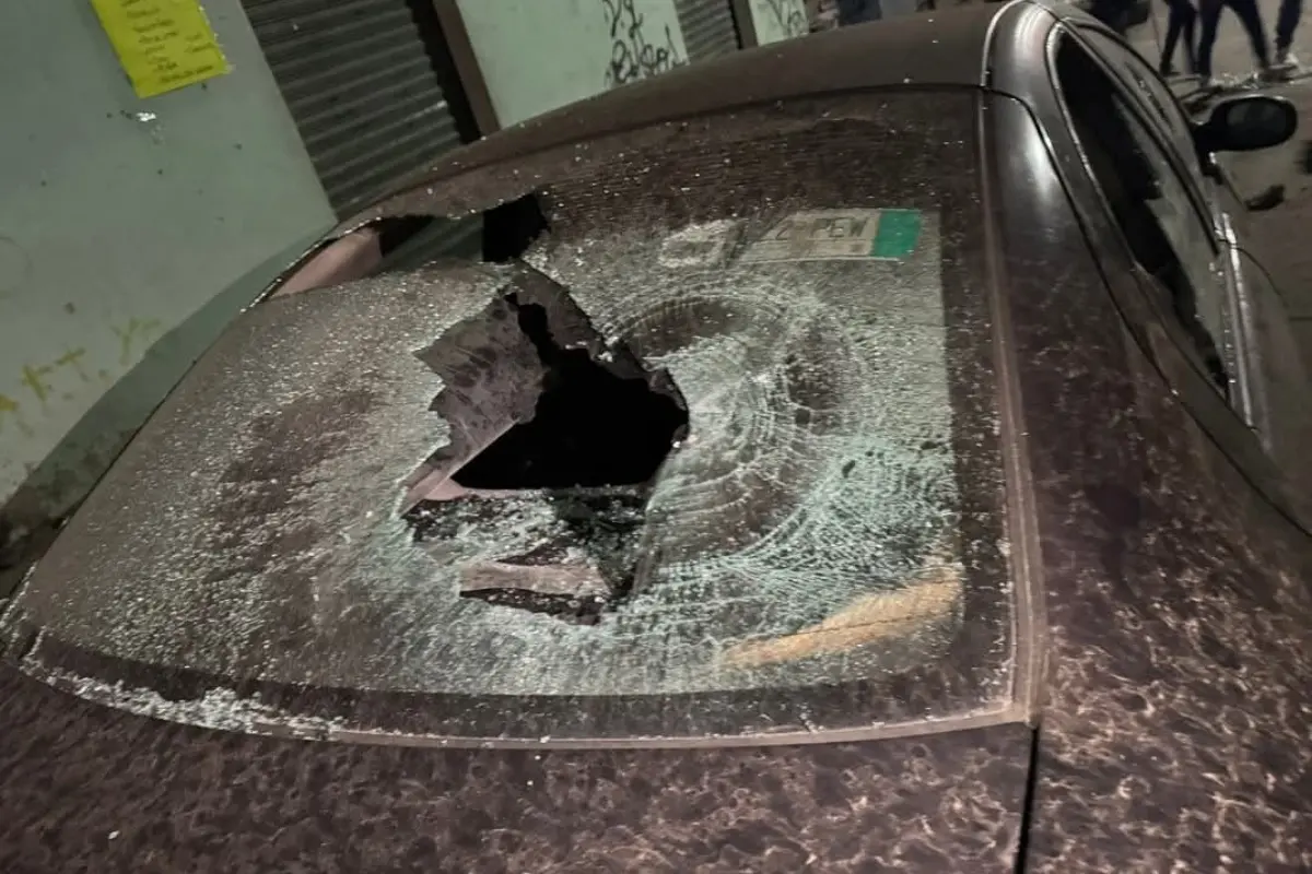 Parabrisas de un automóvil destrozado Foto: RRSS