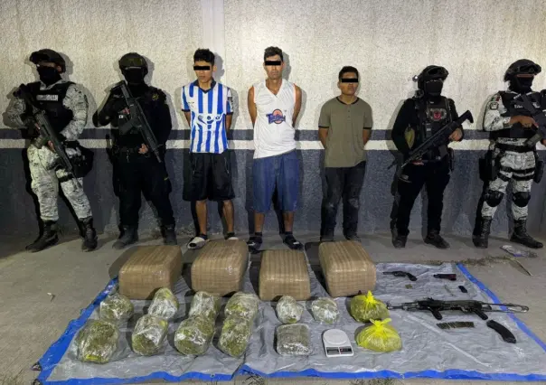 Fuerza Civil detiene a 3 hombres con armas y droga al norte de Monterrey
