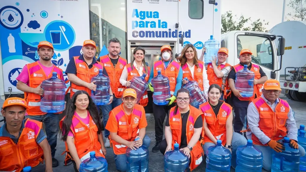 Gobierno de Nuevo León distribuye agua potable con apoyo de empresas privadas