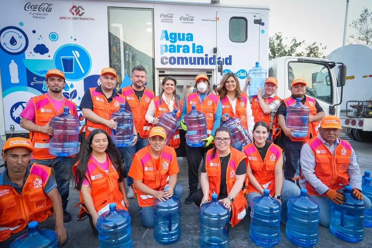 La Secretaría de Igualdad e Inclusión participa en la operación logística, así como en la distribución de garrafones de 20 litros para el llenado gratuito. Foto: Gobierno de Nuevo León