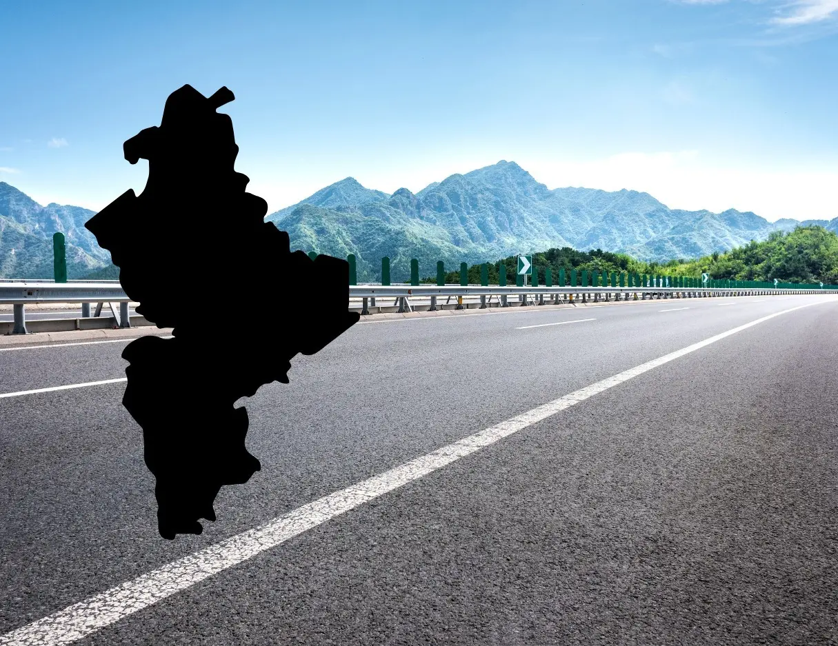 La Carretera Interserrana, con sus 87 kilómetros de longitud, representa una inversión estratégica para el desarrollo y la integración de Nuevo León. Foto: Canva.