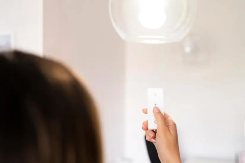 Procura apagar los focos que no utilices en casa | Foto: Freepik