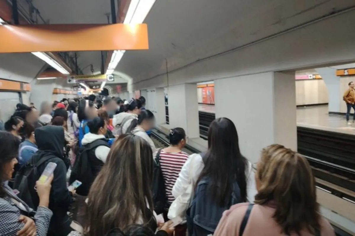 Personas esperando subir al Metro de CDMX. Foto: X (@Karala22b)