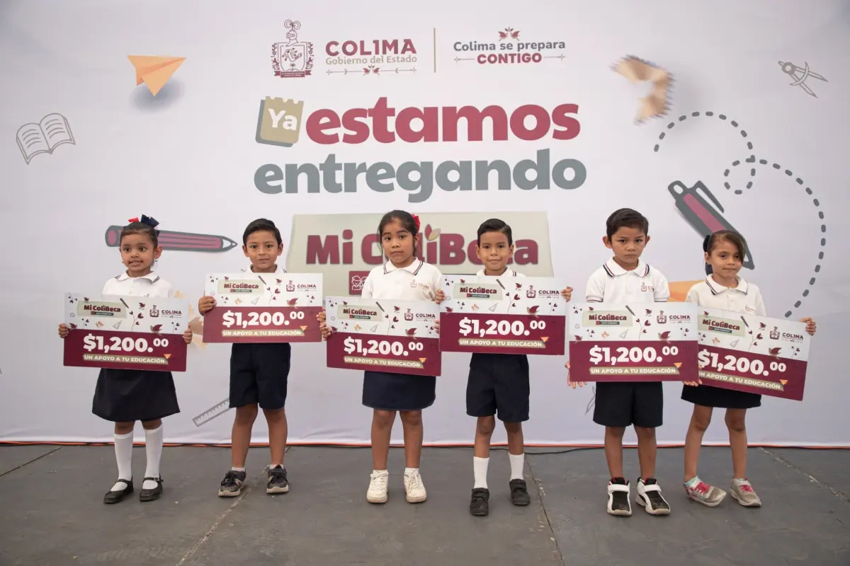 Estudiantes recibiendo Mi ColiBeca para Empezar Foto: X(Twitter) @indira_vizcaino