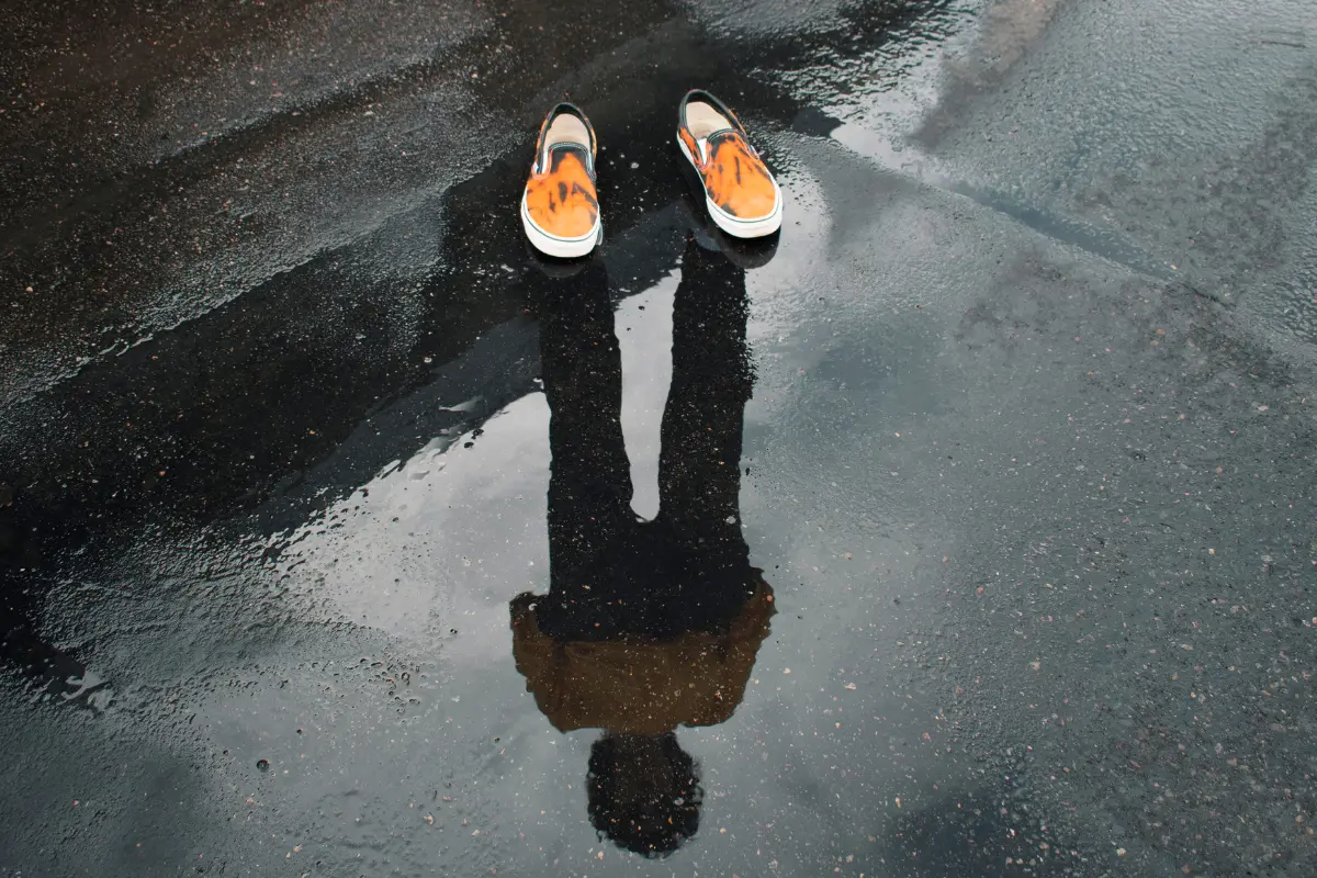 La llegada de la lluvia puede arruinar tu calzado si no tomas precauciones para mantenerlo seco y en buen estado. Foto: Canva