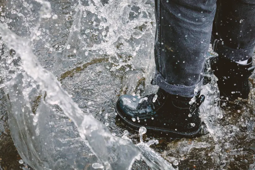 Prepararse para la temporada de lluvias es fundamental para cuidar tu calzado y evitar problemas relacionados con la humedad. Foto: Canva