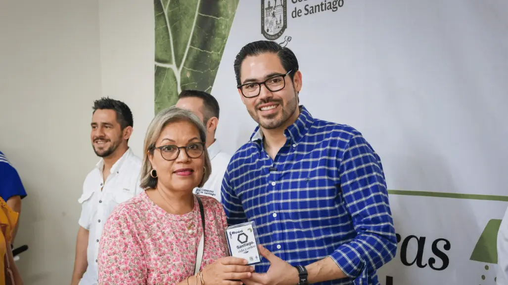 David de la Peña entrega regaderas ahorradoras en Santiago para fomentar el uso responsable del agua