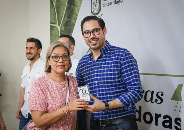 David de la Peña entrega regaderas ahorradoras en Santiago para fomentar el uso responsable del agua