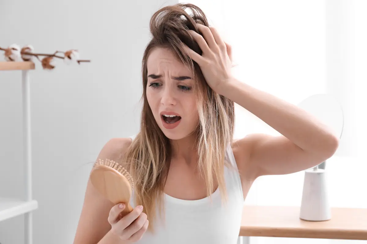 La caída del cabello no se puede prevenir, pero sí se le puede dar un buen tratamiento para minimizar el riesgo de sufrir alopecia. Foto: Canva