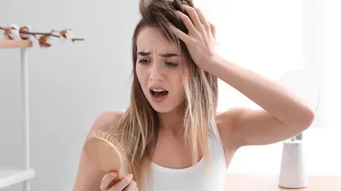 ¿Se te cae mucho el cabello? Estos 5 hábitos podrían provocar su caída